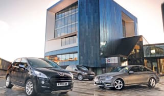 Peugeot 3008 HYbrid4 vs rivals