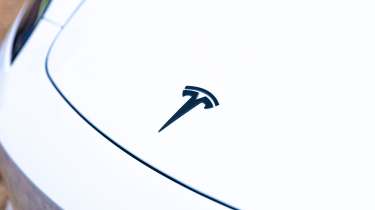 Tesla Model 3 RWD - bonnet badge