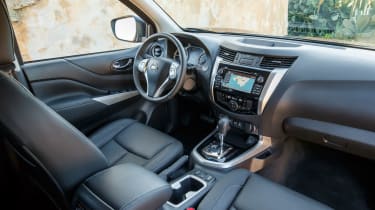 Nissan Navara NP300 2015 - interior