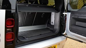 Land Rover Defender 90 D250 - boot
