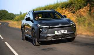 Toyota bZ4X Touring - front tracking