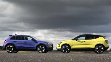Abarth 600e and Volvo EX30 - side profile of both cars 
