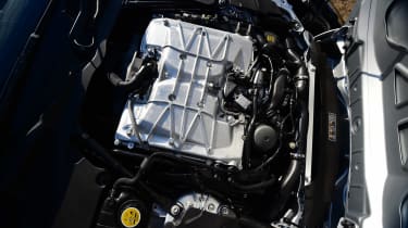 Jaguar F-Type SVR vs Porsche 911 Turbo - 