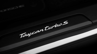Porsche Taycan Turbo S - sill