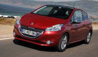 Peugeot 208 1.6 VTi Allure front tracking