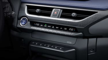 Lexus UX 300e - centre console