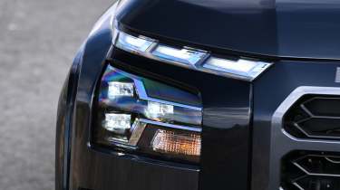 Mitsubishi L200 - headlight