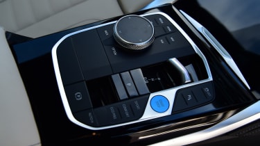 BMW i4 eDrive35 M Sport - gear selector and rotary control