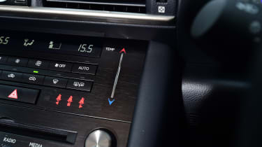 Lexus IS 300h - centre console