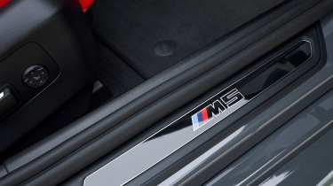 BMW M5 - sill