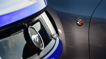 Ford Mustang vs Nissan 370Z - badges
