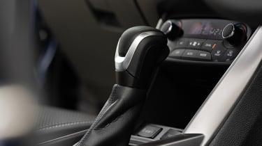 Suzuki S-Cross Hybrid - gear selector