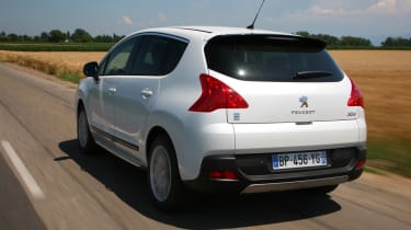 Peugeot 3008 HYbrid4 Limited Edition rear tracking