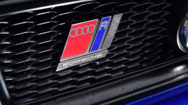 Audi RS 2 Avant - grille badge