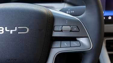 BYD Atto 2 DM-i - steering wheel controls