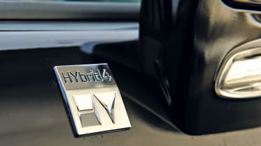 Peugeot 3008 HYbrid4 badge