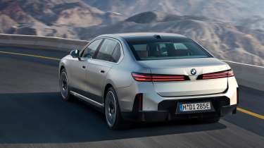 BMW i7 - rear cornering