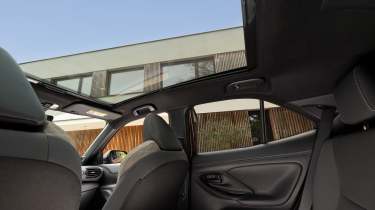 Toyota Yaris Cross facelift - panoramic sunroof