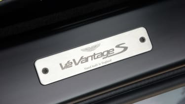 Aston Martin V12 Vantage S - sill badge