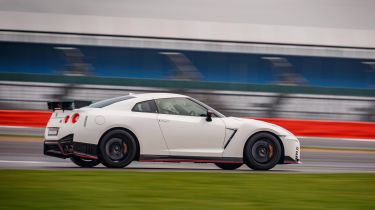 Nissan GT-R NISMO 2017 - side tracking