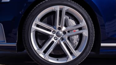 Audi S8 - wheel