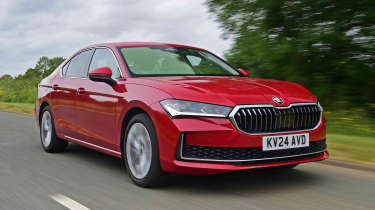 Skoda Superb hatch - front tracking