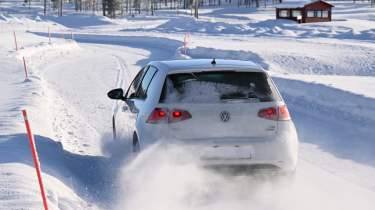 Winter tyre test 2025 - snow testing, rear tracking 