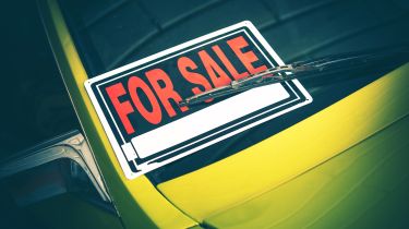 &#039;For sale&#039; sign on car windscreen