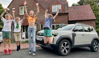 Dacia Duster Journey Hybrid long-term - kids jumping