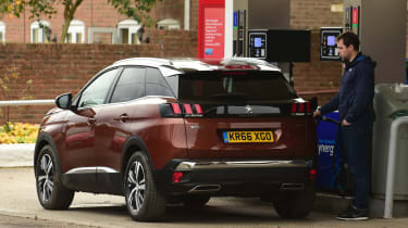 3008 minutes in a Peugeot 3008 - Otis fuelling