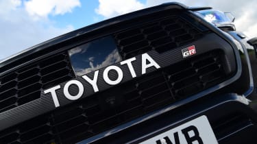 Toyota Hilux - front end