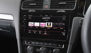 Volvo XC90 vs Land Rover Discovery 