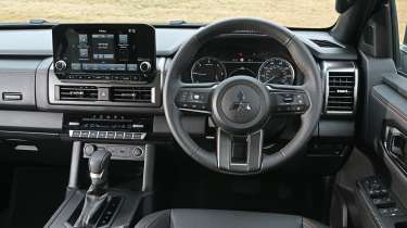 Mitsubishi L200 - dashboard