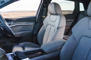 Audi e-tron - front seats