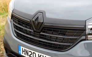 Renault-Trafic-Black-grille.jpg