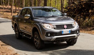 Fiat Fullback pick-up - scene front quarter 2