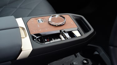 BMW iX - gear selector/centre console