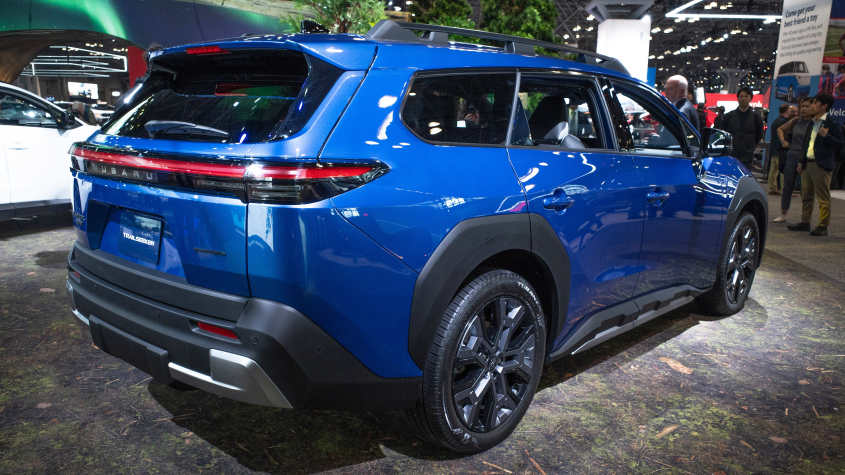 Subaru Trailseeker - показать заднюю часть