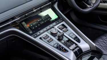 Aston Martin DB12 Volante - centre console