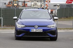 Volkswagen Golf R estate spy - front