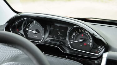 Peugeot 208 PureTech 110 dials
