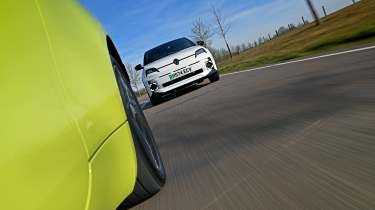 Renault 5 vs Fiat 500e - tracking