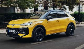Volkswagen T-Roc 2026 - front 3/4 yellow