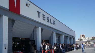 Tesla Model 3 customers queue
