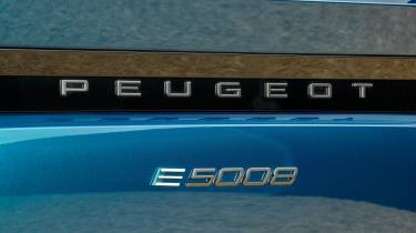 Peugeot E-5008 - rear badge