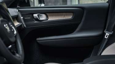 Volvo XC40 facelift - trim