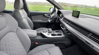 Audi SQ7 - front seats