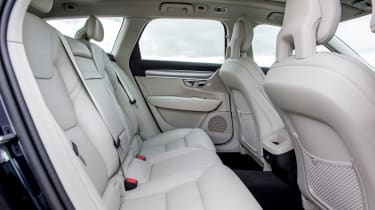 Volvo V90 D5 Momentum - rear seats