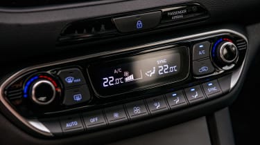 Hyundai i30 Fastback - centre console