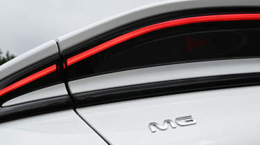 MG IM5 - tail light bar